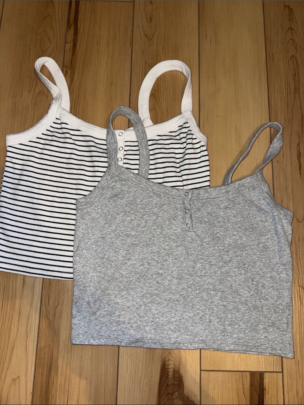 Set of 2 Women’s No Boundaries Cami Crop Tops Size Large Gray and B&W